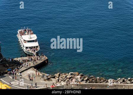 Vue aérienne du port de l'ancien village de Vernazza avec un ferry avec de nombreux touristes. Cinque Terre, Parc National, Ligurie, la Spezia, Italie Banque D'Images