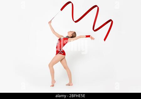 Portrait complet de la charmante danse gymnast avec ruban sur fond blanc Banque D'Images
