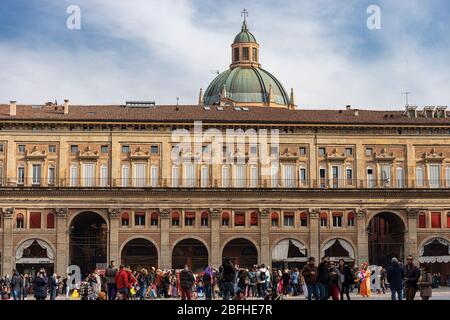 Bologne. Piazza Maggiore avec le Palazzo dei Banchi et le dôme avec la lanterne du Sanctuaire de Santa Maria della Vita. Banque D'Images