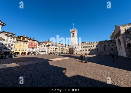 Piazza del Duomo, place de la cathédrale de trente avec la fontaine Neptune, la tour civique, le palais prétorien et les maisons de fresques Cazuffi Rella Banque D'Images