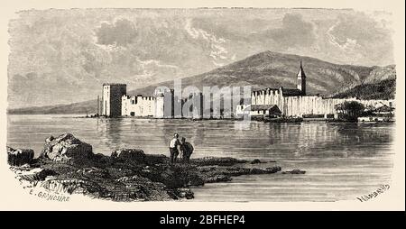 Vue sur Trogir, de l'île de Bua, Croatie, Europe. Ancienne illustration de gravure Voyage à Istrie & Dalmatie 1874 par Charles Yriarte Banque D'Images