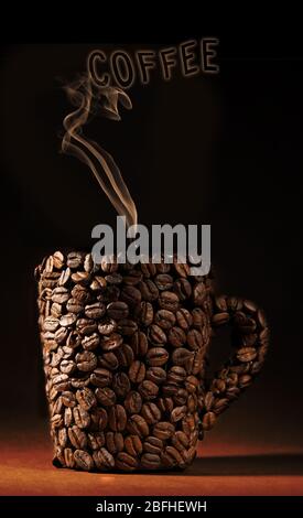 Tasse de grains de café avec de la fumée en forme de mot, sur fond sombre Banque D'Images