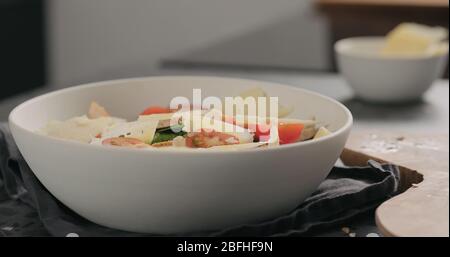 flocons d'amande sur la salade avec poulet, romaine et tomates dans un bol blanc Banque D'Images