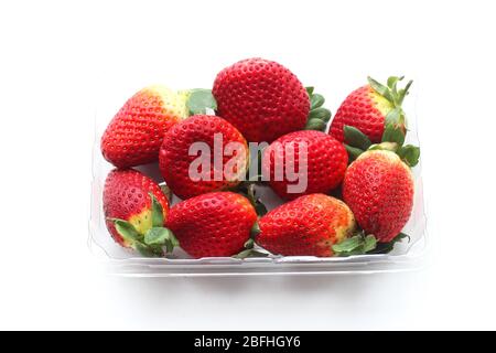 Gros plan de fraises fraîches isolées sur fond blanc Banque D'Images