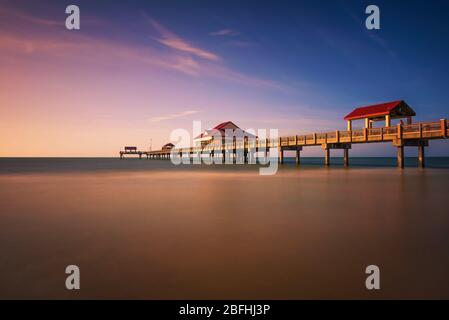 Pier 60 au coucher du soleil sur une plage Clearwater en Floride Banque D'Images