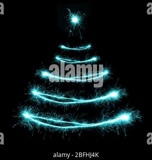 Parciateurs en forme d'arbre de Noël sur fond noir Banque D'Images