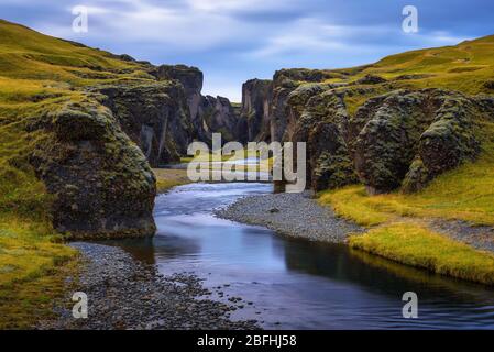 Fjadrargljufur et canyon River dans le sud-est de l'Islande Banque D'Images