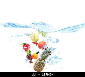 Les fruits frais sont tombés dans l'eau Banque D'Images