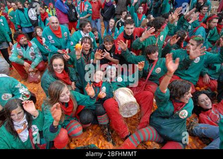 IVREA, ITALIE -Mars 2011: Les lanceurs d'orange à la bataille des oranges au Carnaval d'Ivrea, le plus ancien carnaval historique en Italie. Banque D'Images