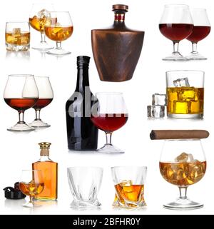 Collage de verres de brandy avec des glaçons isolés sur blanc Banque D'Images