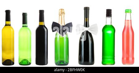 Collage de différentes bouteilles d'alcool isolées sur blanc Banque D'Images