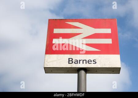 Ancienne signalisation ferroviaire nationale à l'extérieur de la gare Barnes, Londres, Royaume-Uni Banque D'Images