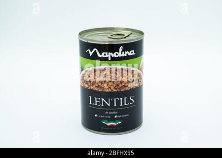 Irvine, Écosse, Royaume-Uni - 18 avril 2020: Moule de lentilles de marque Napolitina dans une boîte et une étiquette en papier recyclables. Banque D'Images