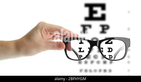 Lecture de lunettes dans la main et dans le diagramme des yeux Banque D'Images