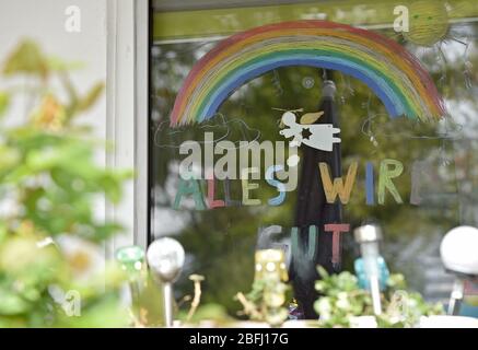 Essen, Allemagne. 19 avril 2020. Sur le volet d'une fenêtre se trouve un arc-en-ciel et la phrase, "tout sera bien" est peinte avec la couleur de la fenêtre. Crédit : Caroline Seidel/dpa/Alay Live News Banque D'Images