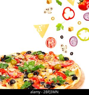 Pizza savoureuse et ingrédients en chute libre isolés sur blanc Banque D'Images