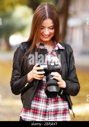 Jeune photographe prenant des photos à l'extérieur Banque D'Images