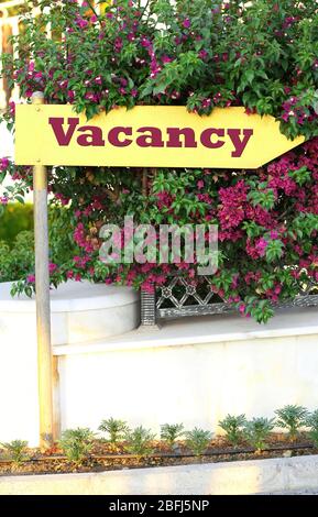 Panneau avec texte Vacancy près de l'hôtel Banque D'Images