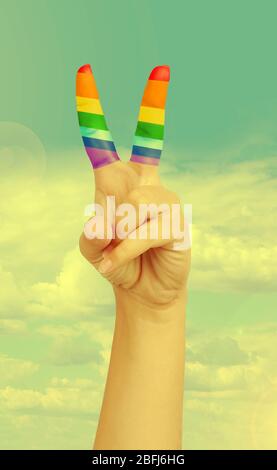 La main de l'homme a peint comme le drapeau arc-en-ciel isolé sur blanc Banque D'Images