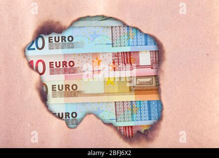 Billets en euros par du papier artisanal déchiré Banque D'Images