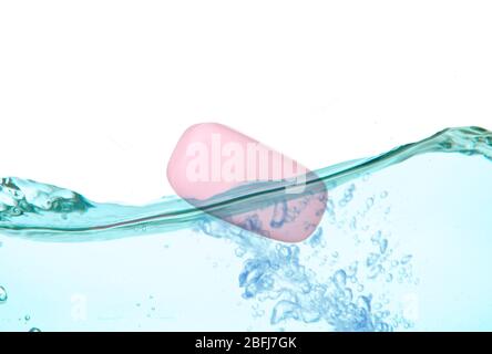 Savon rose aromatique dans l'eau, isolé sur blanc Banque D'Images