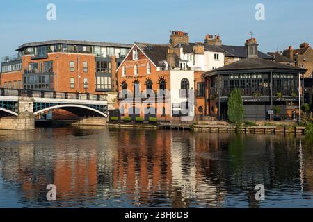 Eton, Windsor, Berkshire, Royaume-Uni. 12 avril 2020. Le pont Windsor a été abandonné ce week-end de vacances de la banque de Pâques suite aux conseils du gouvernement pour que les gens restent chez eux pendant la pandémie de coronavirus au Royaume-Uni. Tous les restaurants et magasins non essentiels ont été fermés pendant le verrouillage. Le restaurant Cote a été embarqué pendant le verrouillage. Crédit : Maureen McLean/Alay Banque D'Images