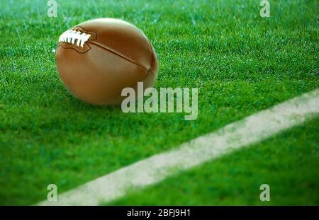 Football américain sur l'herbe verte Banque D'Images