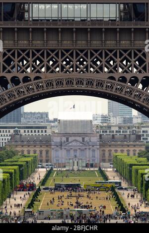 Vue sur le Parc de la Tour Eiffel à travers la base de la Tour Eiffel, Paris Banque D'Images