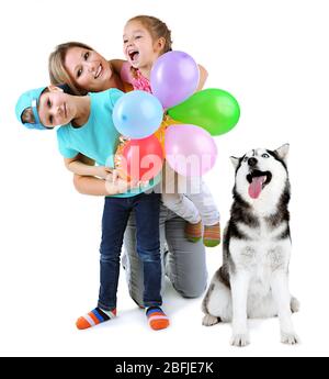 Mère avec enfants et chien mignon isolé sur blanc Banque D'Images