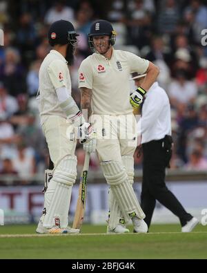 LEEDS, ANGLETERRE. Moeen Ali et Ben Stokes, d'Angleterre, lors du deuxième match test Investec entre l'Angleterre et les Antilles à Headingley, Leeds, le vendredi 25 août 2017 (crédit: Mark Fletcher | MI News) Banque D'Images