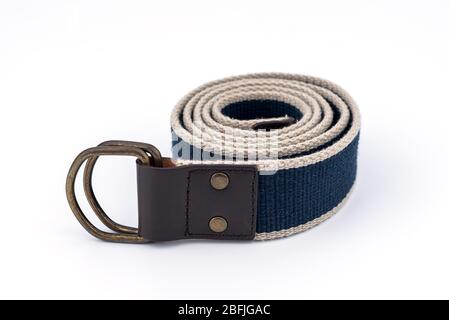 Ceinture en toile bleue pour homme avec boucle en métal sur fond blanc Banque D'Images