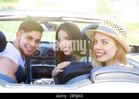 Jeunes amis à cabriolet, plein air Banque D'Images