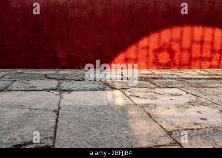 Ombre d'une étoile de David sur un mur rouge, près d'une ancienne synagogue, sans peuple, dans le quartier historique de Kochi, Kerala, Inde Banque D'Images
