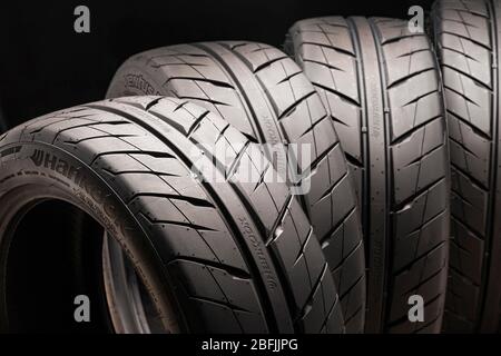 Krasnoyarsk, Russie, 24 février 2020: Pneus d'été pour la course et la dérive. Jeu de 4 pièces sur fond noir. Banque D'Images