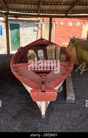 Bateau de pêche traditionnel bloqué à Playa del Faro de Fuencaliente plage (Fuencaliente, la Palma, îles Canaries, mer Atlantique, Espagne) Banque D'Images