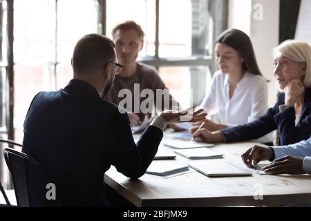 Les hommes parlent de brainstorming avec divers collègues lors de la réunion Banque D'Images