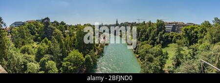 Berne, Suisse - 30 juillet 2019 : vue panoramique sur la rivière Aare depuis le pont Lorrainebrucke, le jour ensoleillé de l'été. Pics enneigés des Alpes dans un Banque D'Images