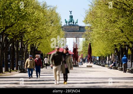 19 avril 2020: Les gens aiment le soleil à côté de la porte de Brandebourg. Les personnes vivant dans la ville de Berlin doivent rester dans leurs appartements ou dans leur logement habituel pour contenir le coronavirus, les réunions de plus de 2 personnes sont interdites, les restrictions de contact seront maintenues avec une distance minimale de 1,5 mètres. En même temps, le Gouvernement fédéral et les États fédéraux ont convenu d'un assouplissement prudent des restrictions à la vie quotidienne, les magasins ayant une zone de vente de 800 mètres carrés peuvent rouvrir à Arpil, le 20 dans certaines conditions. Crédit: Jan Scheunert/ZUMA Wire/Alay Live News Banque D'Images