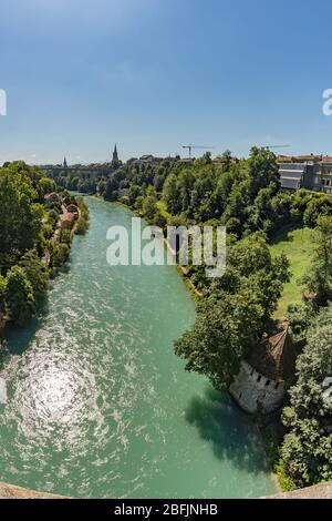 Berne, Suisse - 30 juillet 2019 : vue panoramique sur la rivière Aare depuis le pont Lorrainebrucke, le jour ensoleillé de l'été. Pics enneigés des Alpes dans un Banque D'Images