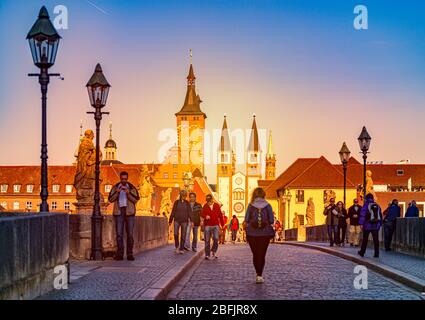 Wurzburg, Allemagne - 23 septembre 2014 : ancien pont et église avec des gens marchant à Wurzburg, Bavière, Allemagne Banque D'Images