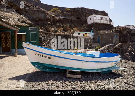 Bateau de pêche traditionnel bloqué à Playa del Faro de Fuencaliente peebles Beach (Fuencaliente, la Palma, îles Canaries, mer Atlantique, Espagne) Banque D'Images