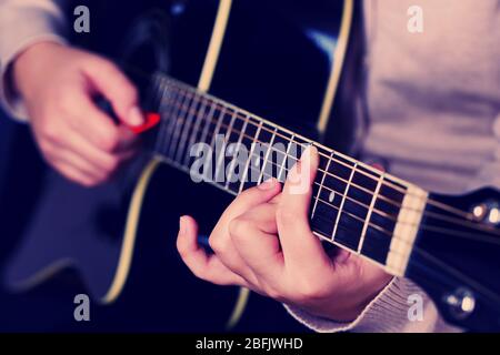 Guitare acoustique dans les mains des femmes, gros plan Banque D'Images