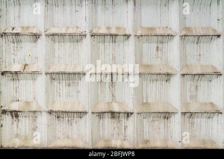 Ancien mur de clôture soviétique, une clôture industrielle typique de l'URSS. Arrière-plan texturé sale, traînées. Banque D'Images