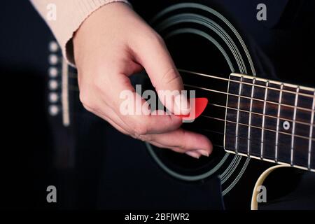 Guitare acoustique dans les mains des femmes, gros plan Banque D'Images