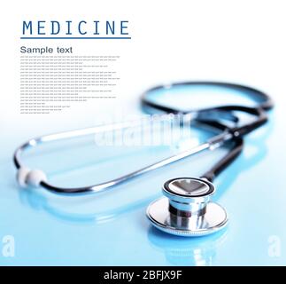 Stéthoscope et autres choses sur fond clair Banque D'Images