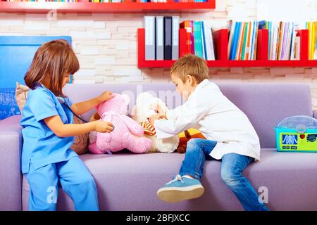 les enfants adorent jouer avec des médecins avec des jouets au bureau Banque D'Images