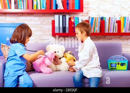 les enfants adorent jouer avec des médecins avec des jouets au bureau Banque D'Images