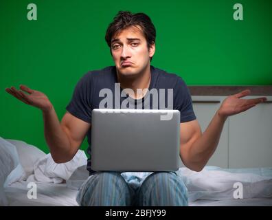 Le beau jeune homme souffrant d'insomnie à la maison Banque D'Images