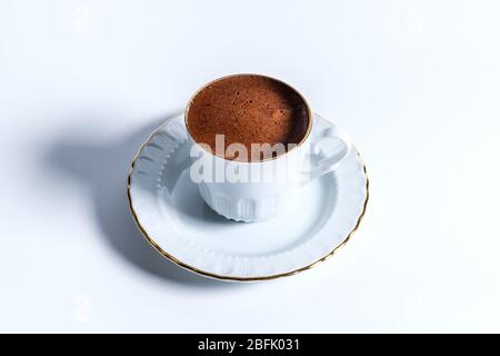 Une tasse de café turc dans une tasse de café turc en porcelaine blanche traditionnelle Banque D'Images