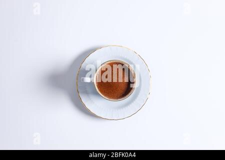 Une tasse de café turc dans une tasse de café turc en porcelaine blanche traditionnelle Banque D'Images
